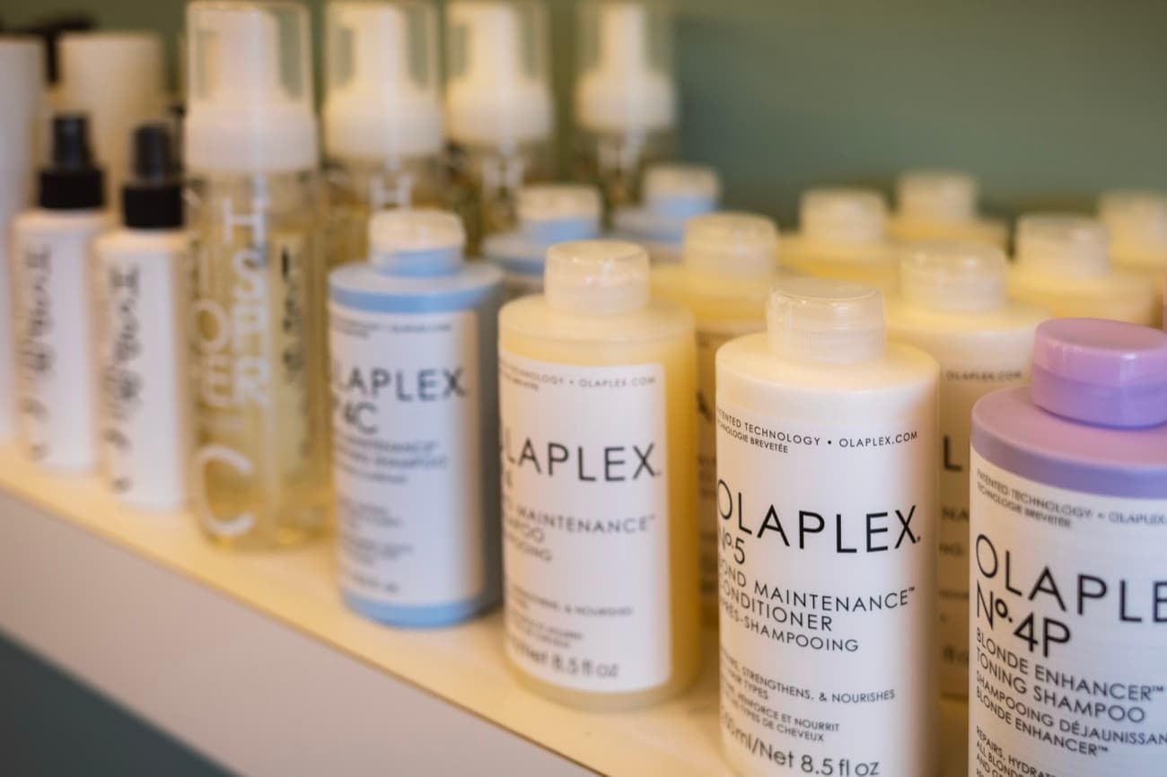 Verzorgingsproducten op de plank bij Dullers Kappers